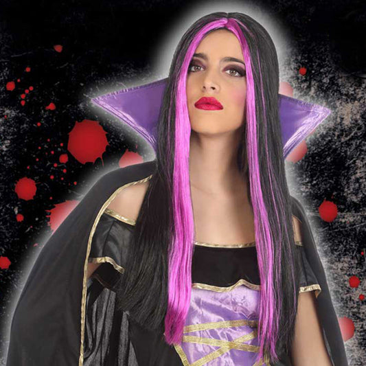 Svart peruk med lila och rosa slingor – poserande modell mot mörk bakgrund med blodstänk