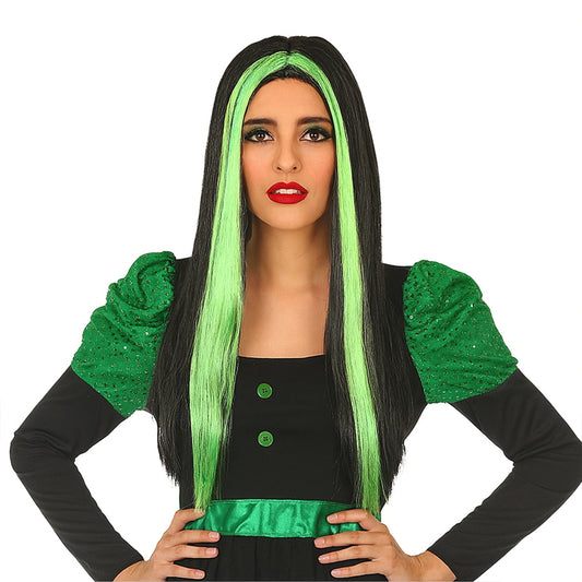 Kvinna i lång svart peruk med neongröna slingor – matchande grön klänning och rött läppstift