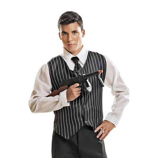 En man i en stilig 20-tals gangster-väst håller i en klassisk, svart Tommy Gun leksakspistol med trummagasin.