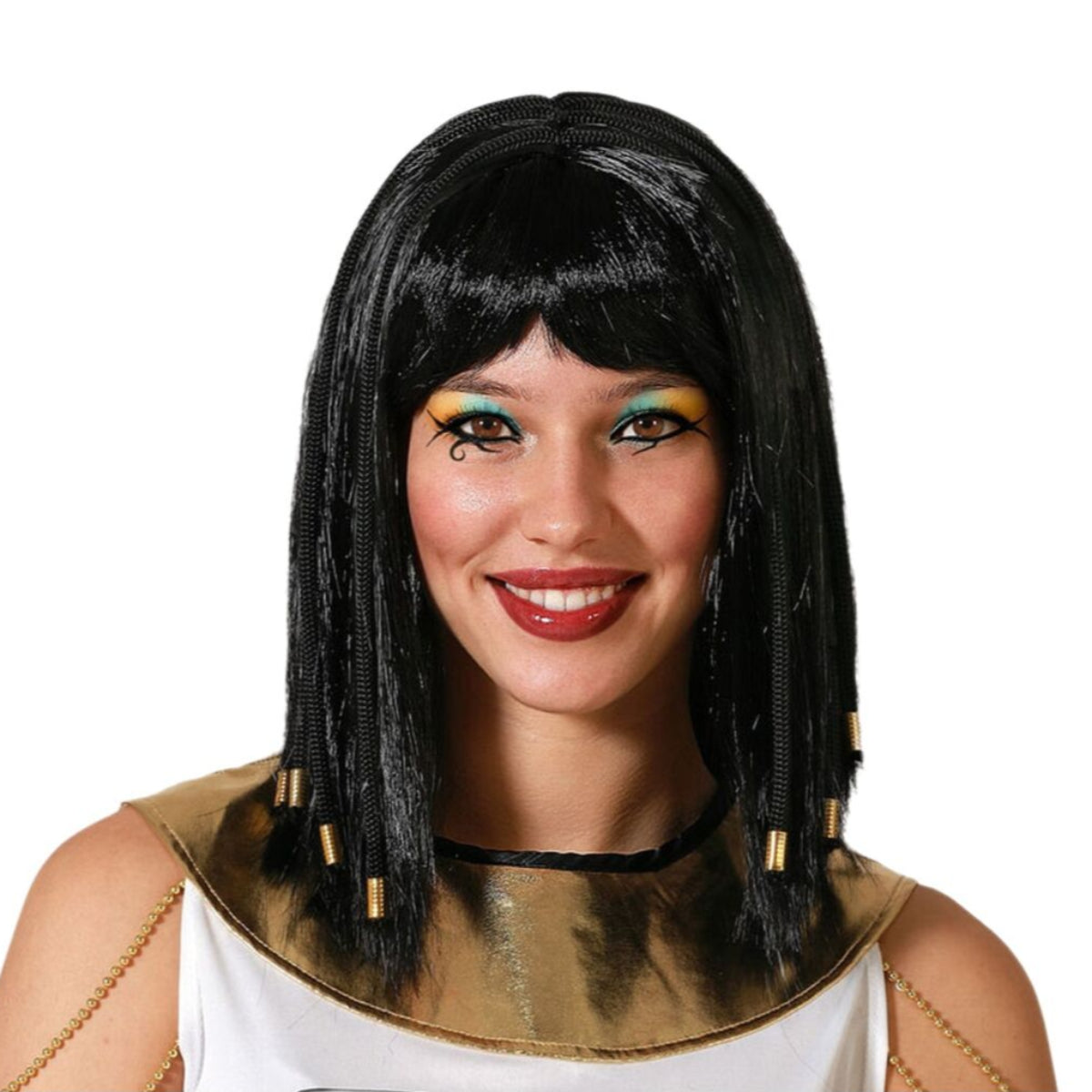 Närbild på en kvinna med dramatisk makeup som bär en lyxig, svart egyptisk drottning-peruk med flätor och guldpärlor.