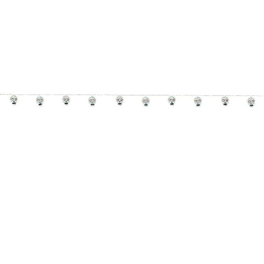 En ljusslinga med vita, detaljerade dödskallar i mexikansk sugar skull-stil visad mot en vit bakgrund.