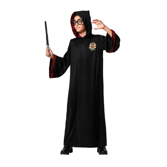 En pojke klädd som en ung trollkarl, komplett med svart kåpa, huva, glasögon och en trollstav redo för att kasta en förtrollning.