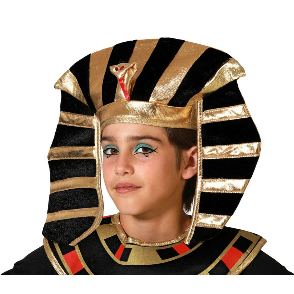 Ett barn med egyptisk sminkning bär en majestätisk, randig Farao-huvudbonad i guld och svart med en kobra i pannan.