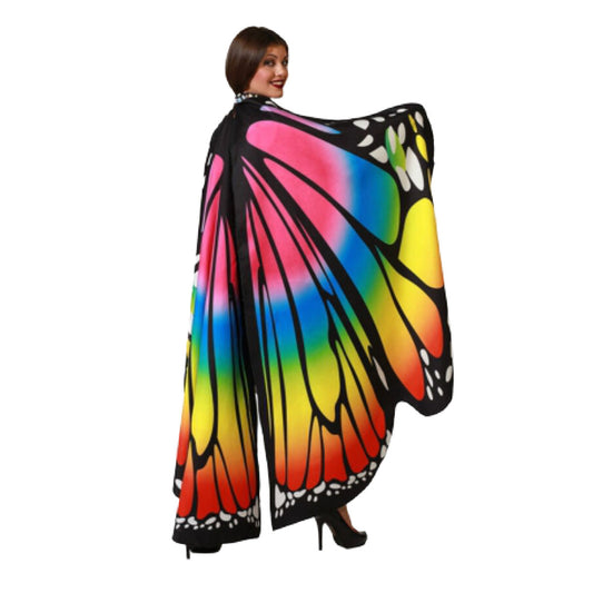 En leende kvinna ser över axeln och visar upp en stor, svepande cape formad som färgsprakande fjärilsvingar i regnbågens färger.