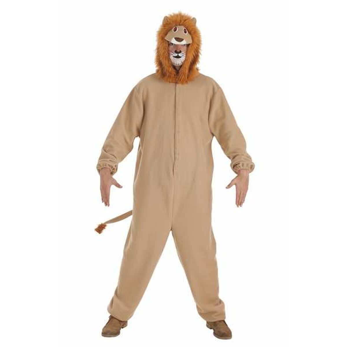 En man poserar i en komplett och mysig, beige lejon-jumpsuit med en stor, fluffig lejonman-huva.