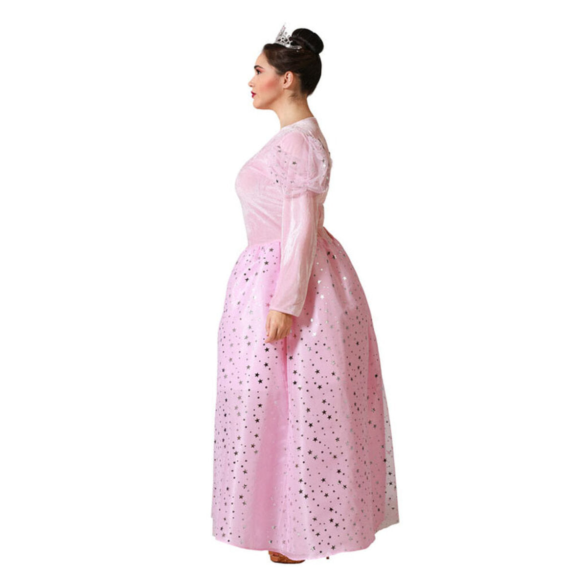 En kvinna står i profil och bär den långa, rosa prinsessklänningen i plus size, som visar dess passform och puffärmar.