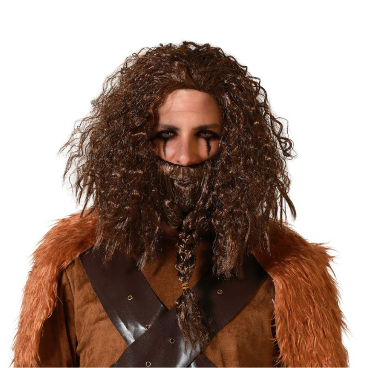 En man i en vikingaliknande dräkt bär ett komplett, brunt peruk- och skäggset med långt, lockigt hår och ett skägg med en fläta.