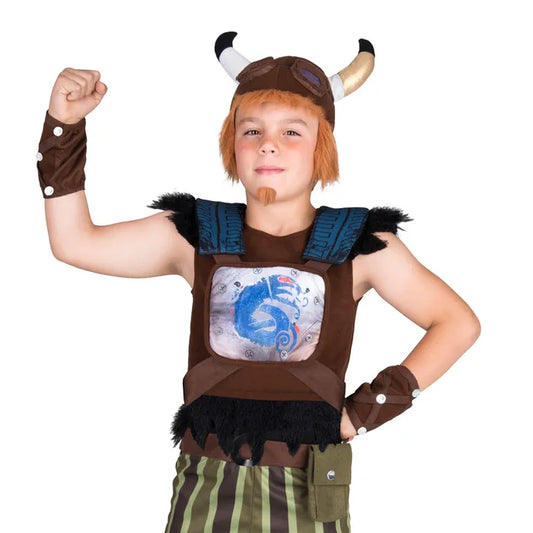 Närbild på ett barn i en Grogar krigardräkt, som spänner musklerna och visar detaljerna på västen, axelskydden och hjälmen med horn.