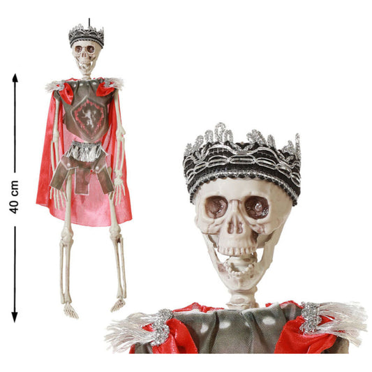 En hängande dekoration av ett medeltida skelett med en glittrig silverkrona, röd mantel och rustning, visad både i helfigur och som en närbild på ansiktet.