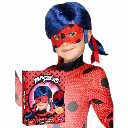 En bild som visar både flickan i Ladybug-peruken och den officiella produktförpackningen.