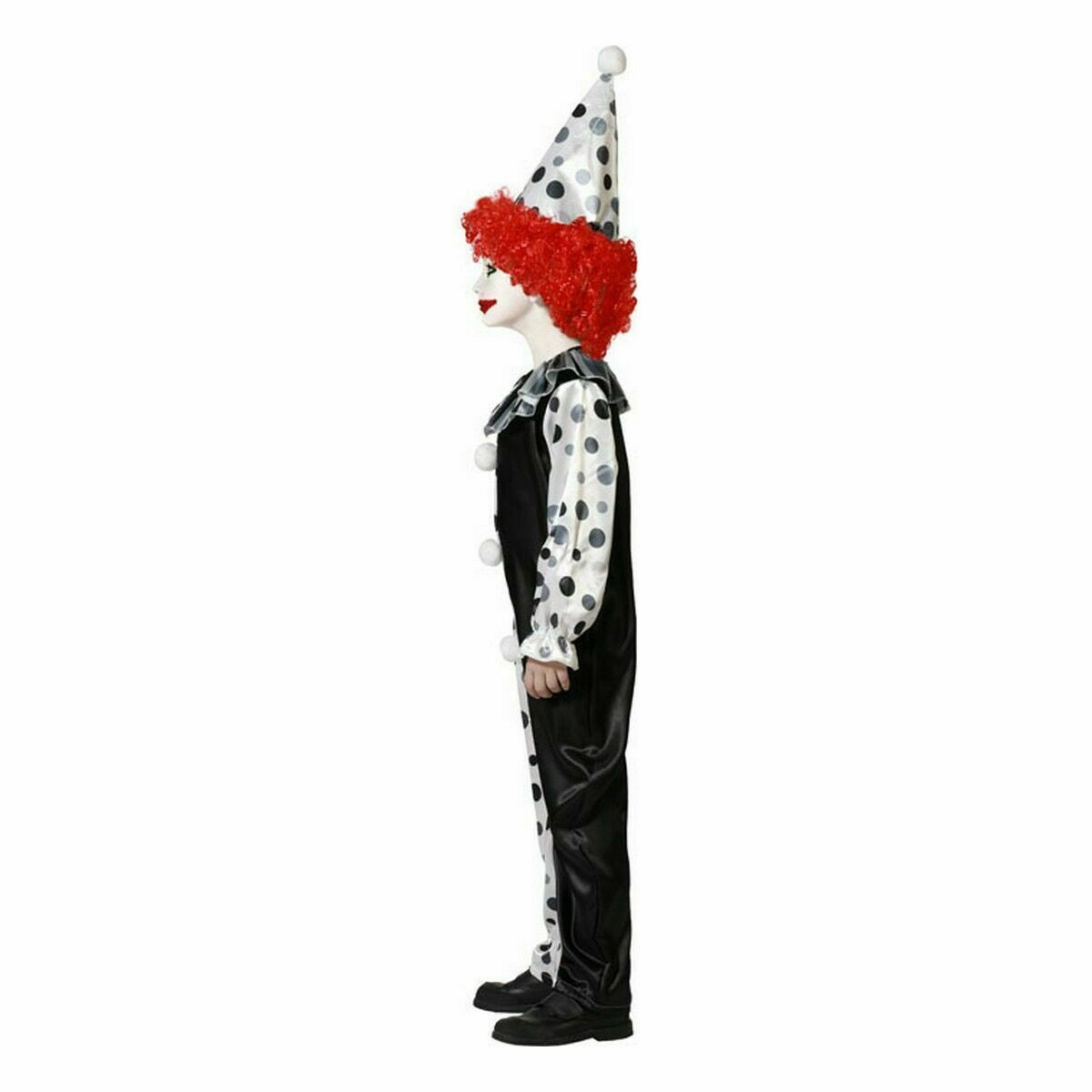 Ett barn i en svartvit, prickig clowndräkt, sedd från sidan, med röd peruk och en spetsig hatt.