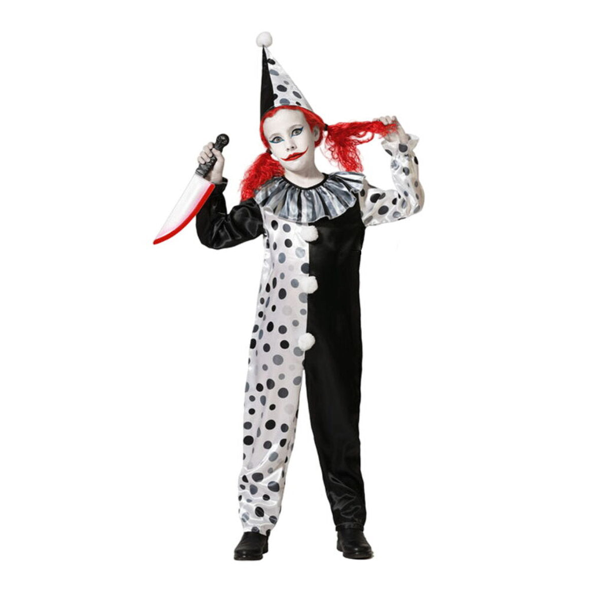 Een flicka, poserar i svartvita, prickig mördarclown-dräkter med röda peruk och blodig leksakskniv.