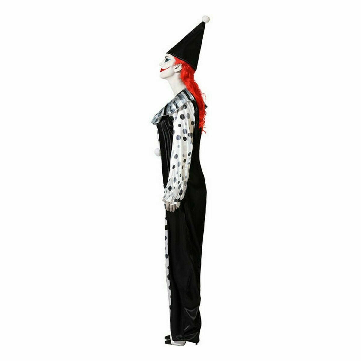 En dam i profil, klädd i en svartvit, prickig clown-jumpsuit och en spetsig hatt.