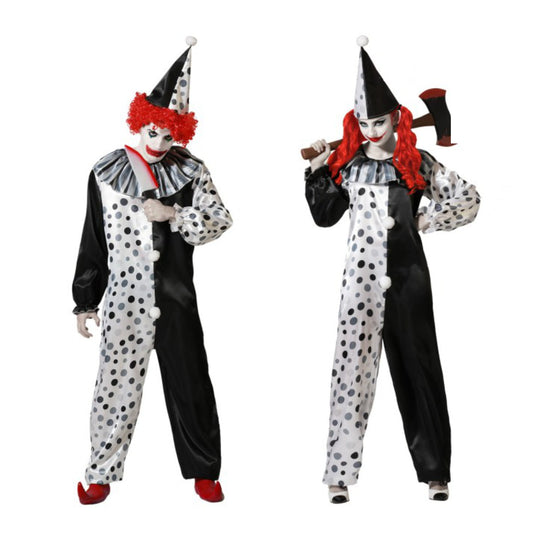 Ett par, en man och en kvinna, poserar i matchande svartvita, prickiga mördarclown-dräkter med röda peruker och blodiga vapen.