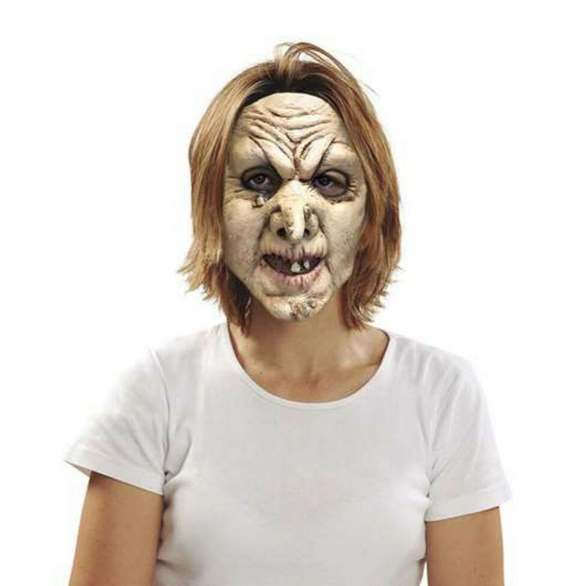 En kvinna med kortare, ljust hår bär en läskig, heltäckande häxmask med rynkor, vårtor och ruttna tänder.