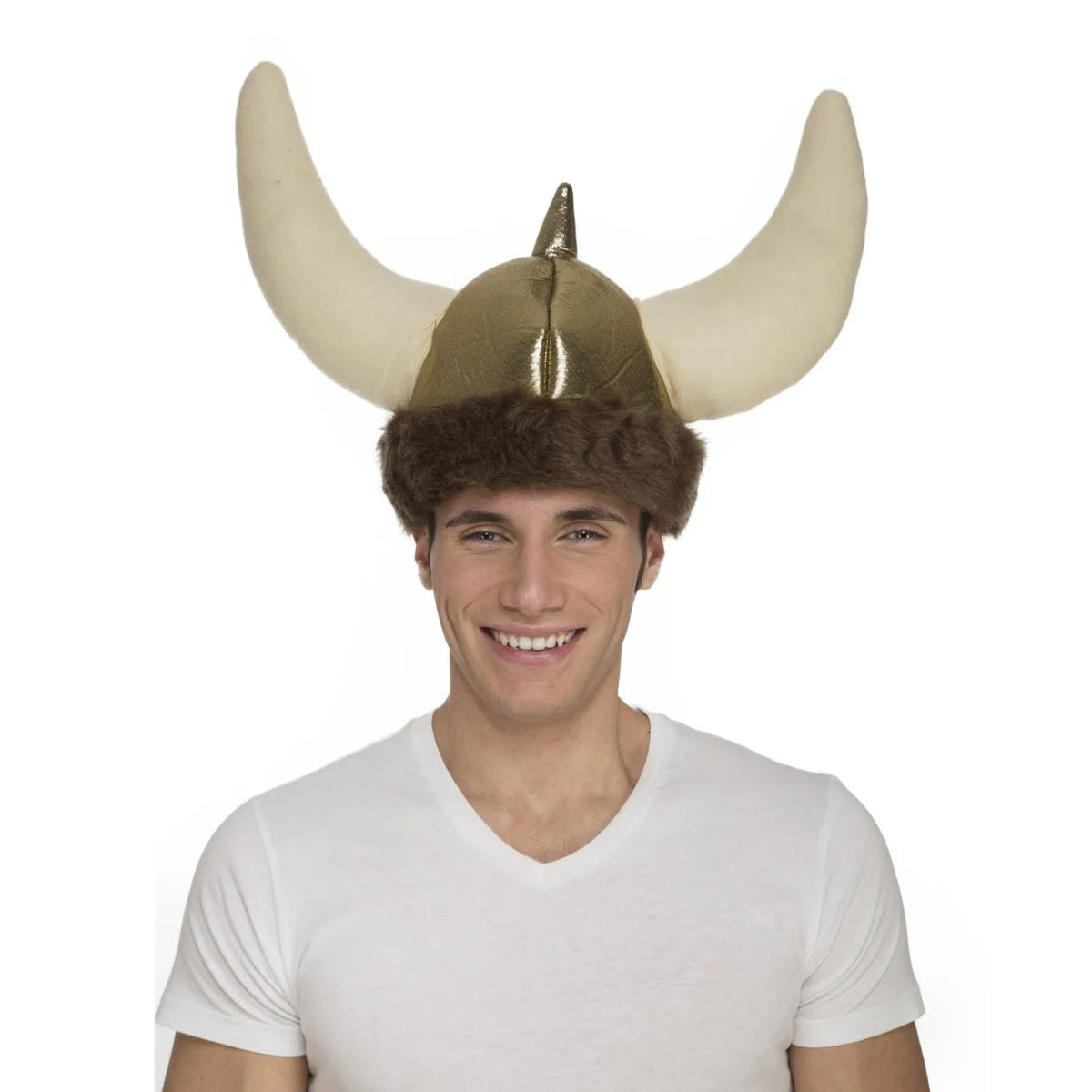 En leende man bär en mjuk, guldig vikingahjälm med en kant av fuskpäls och två gigantiska, uppstoppade vita horn.