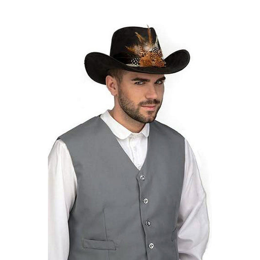 En svart cowboyhatt med en dekorativ fjäder på framsidan bärs av en man med mystiskt leende och grå väst.