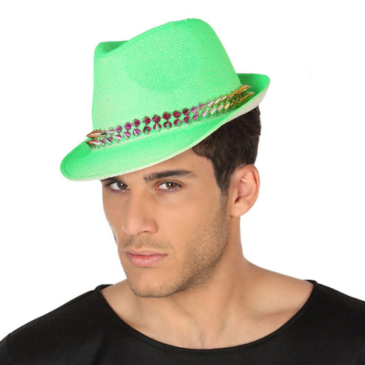 En man med en seriös blick bär en neongrön fedora-hatt snett på huvudet.
