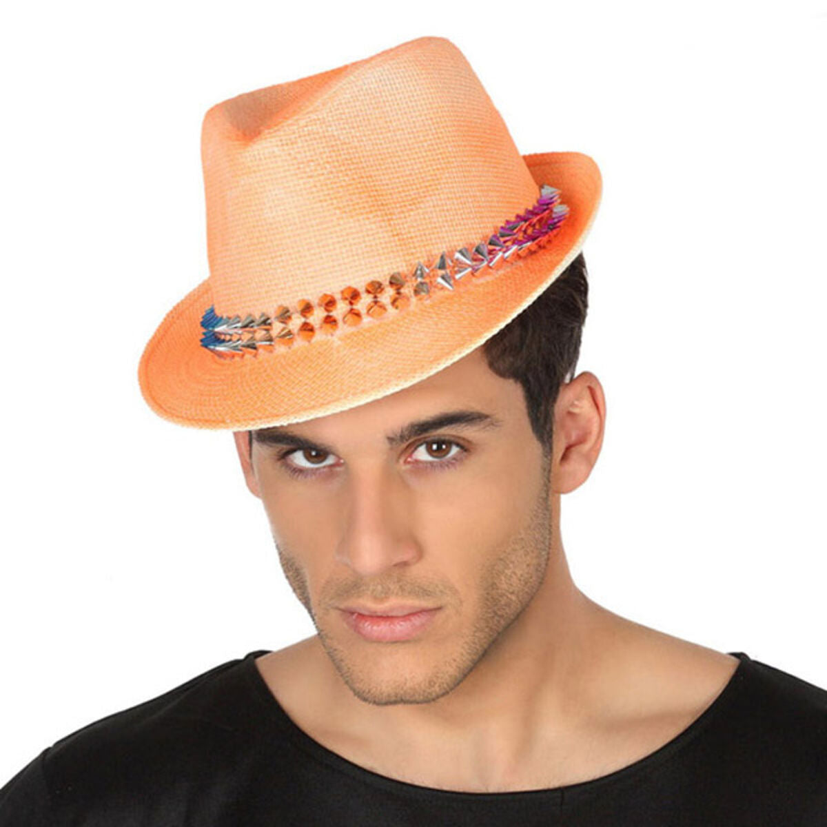 En man med en intensiv blick bär en orange fedora-hatt snett på huvudet.