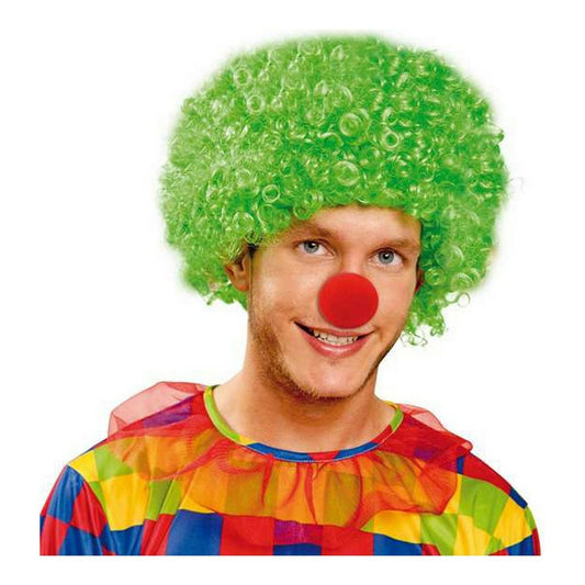 En leende man med clownnäsa med färgglad clowndräkt bär en stor, yvig och superkrullig peruk i en intensiv, neongrön färg.