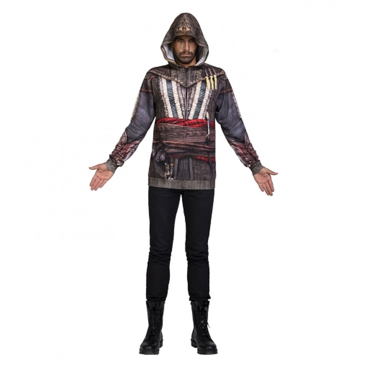 En man poserar i en officiell Assassin's Creed-hoodie med ett detaljerat tryck som liknar Aguilar's dräkt.