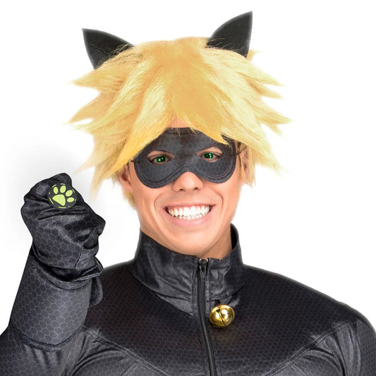 En närbild på en man som bär Cat Noir-dräkten och visar upp handsken med den gröna Cataclysm-tassen.