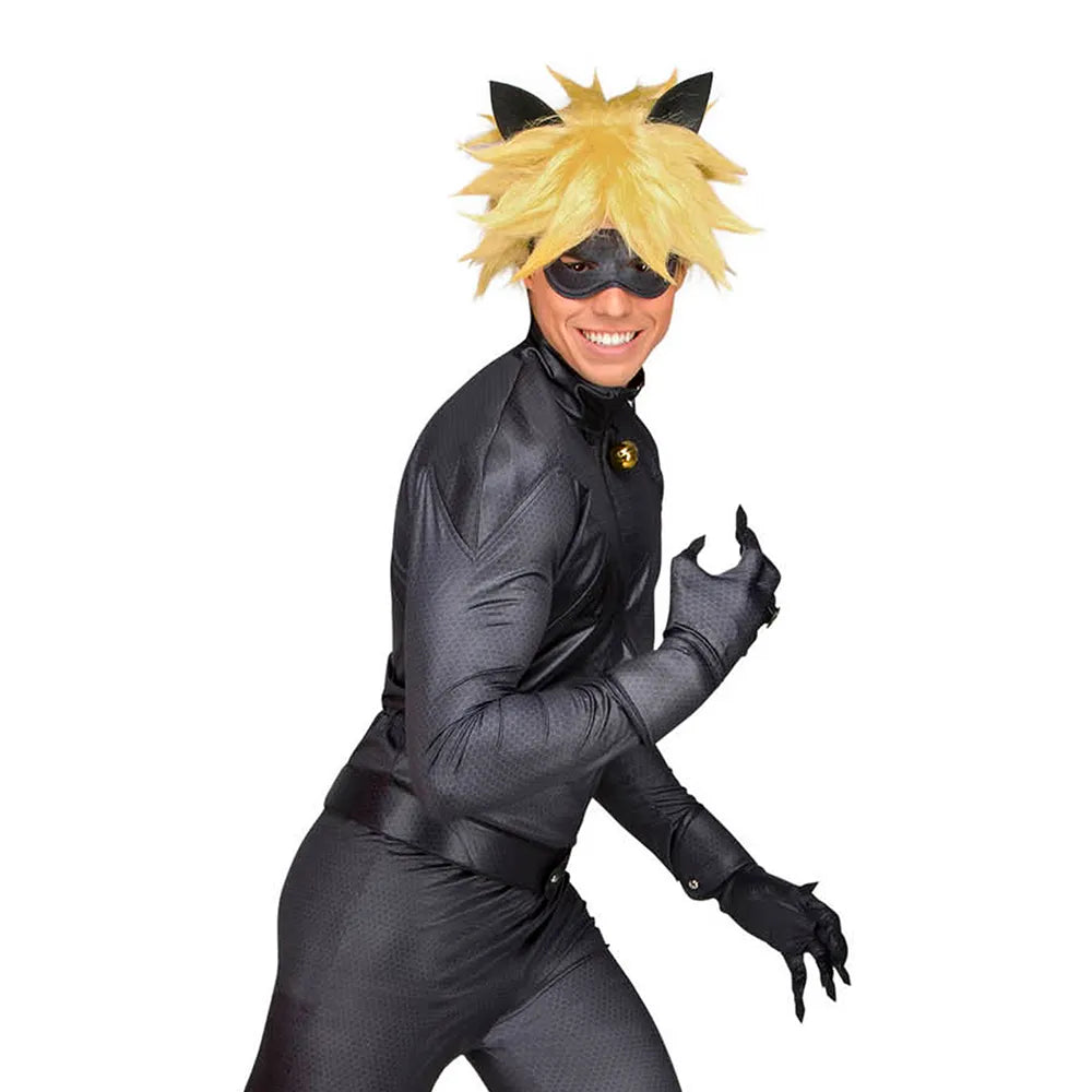 En glad person poserar i ett komplett, Officiellt Miraculous Cat Noir Set, med en blond, rufsigt peruk och en svart ögonmask.