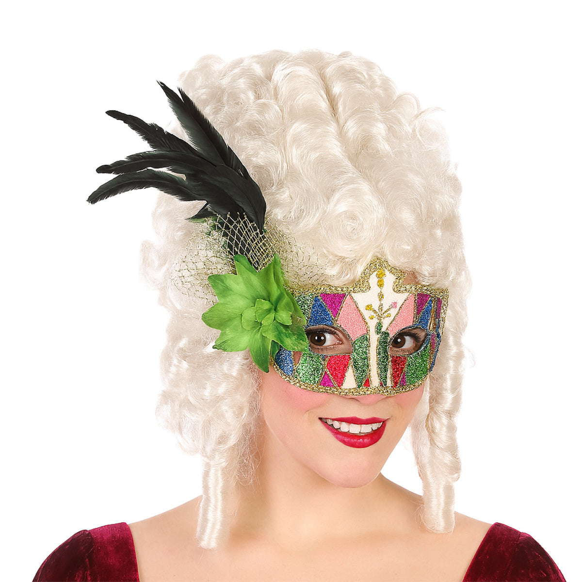 Kvinna med vit peruk bär en glittrig ögonmask i harlekinmönster med grön blomma och svarta fjädrar – perfekt för maskerad eller venetiansk fest.