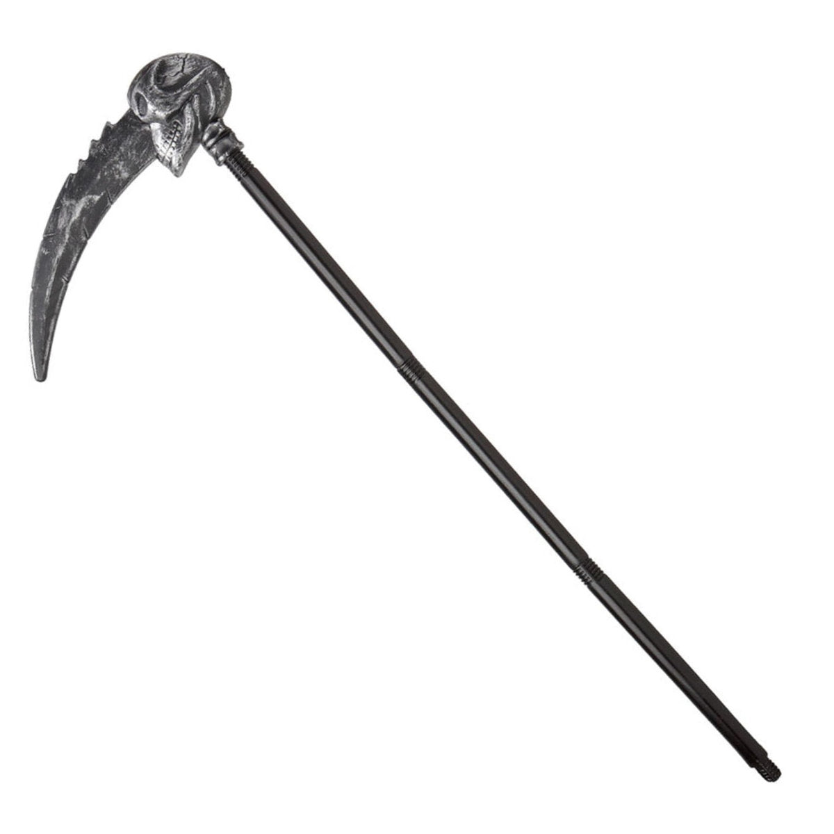 En stor och läskig, isärtagbar leksakslie i plast med ett långt svart skaft, ett slitet silverfärgat blad och en ondskefull dödskalle vid fästet.