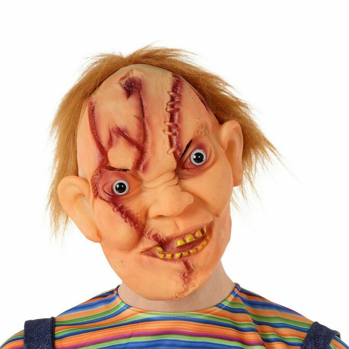 Närbild på en person som bär en läskig, ondskefull mördardocka-mask med ärr, stirrande ögon och rött hår.