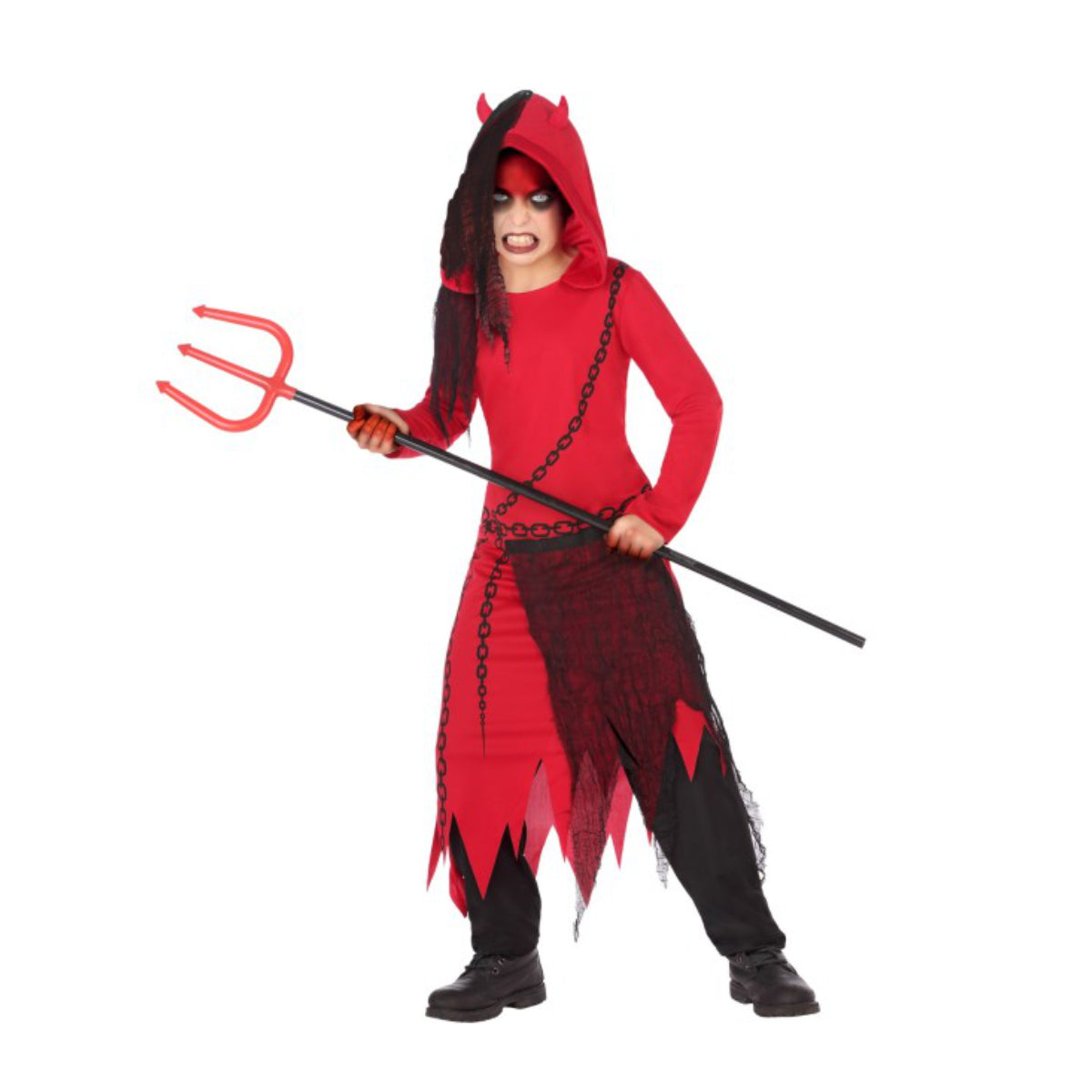 En pojke med läskigt smink poserar i en Ondskefull Röd Djävulsdräkt för Barn, komplett med en huva med horn och håller i en treudd.