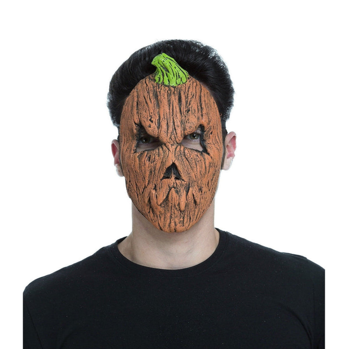 En man med en intensiv blick bär en läskig, orange halloweenmask som ser ut som en rutten och ondskefull pumpa med en grov textur och en liten grön stjälk.