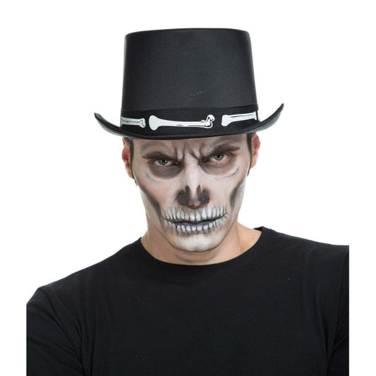 En man med intensiv blick och en imponerande dödskalle-sminkning bär en hög, svart hatt med ett dekorativt ben-band, vilket ger en voodoo- eller Day of the Dead-look.
