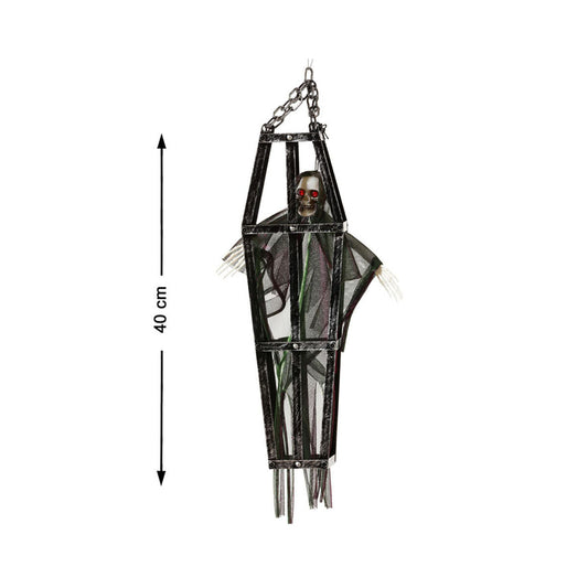 Ett ondskefullt och kusligt skelett med glödande röda ögon, instängt i en svart, hängande kistformad bur med mått på sidan av bilden 40 cm höjd.