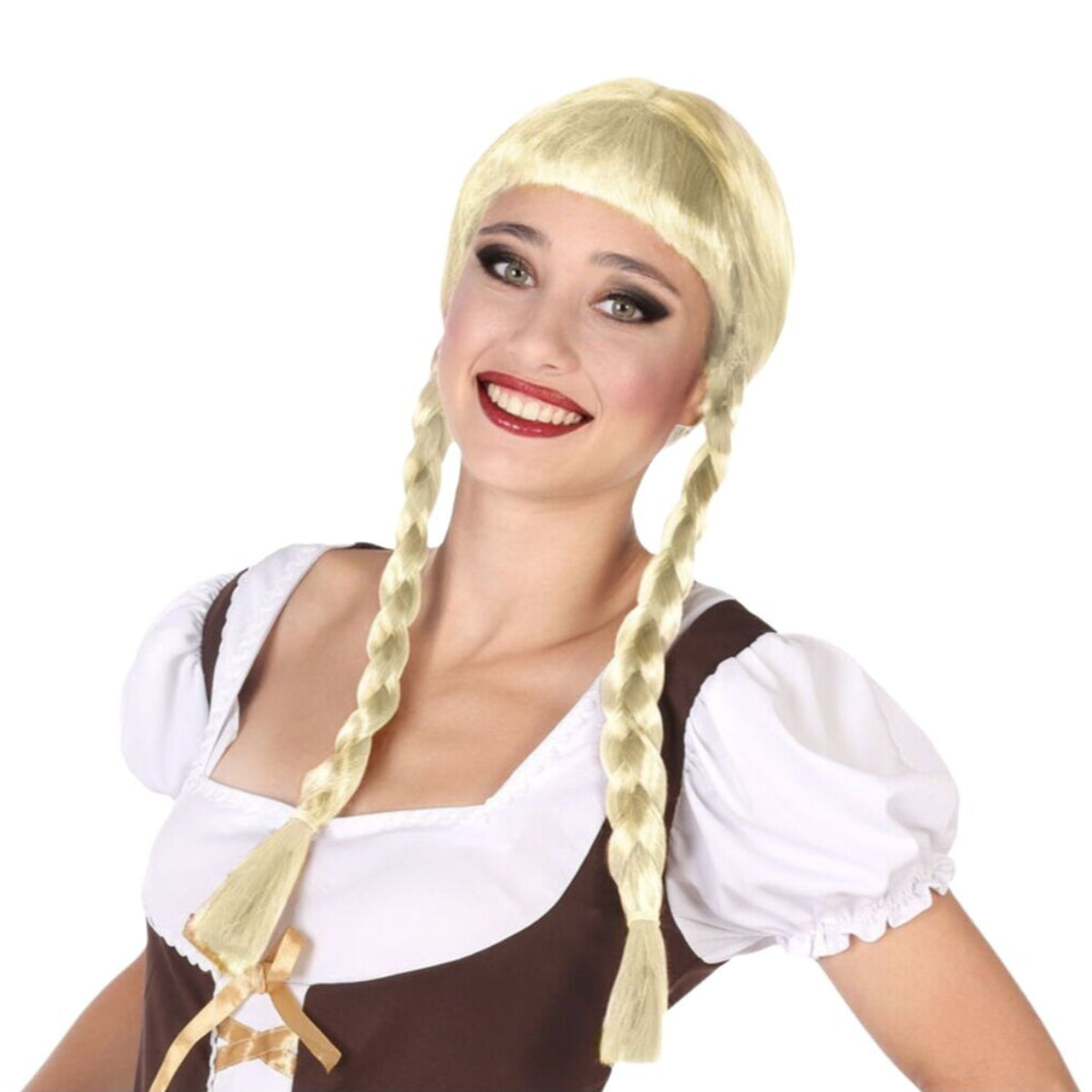 Kvinna i brun och vit tyrolerklänning bär blond flätperuk och ler mot kameran.
