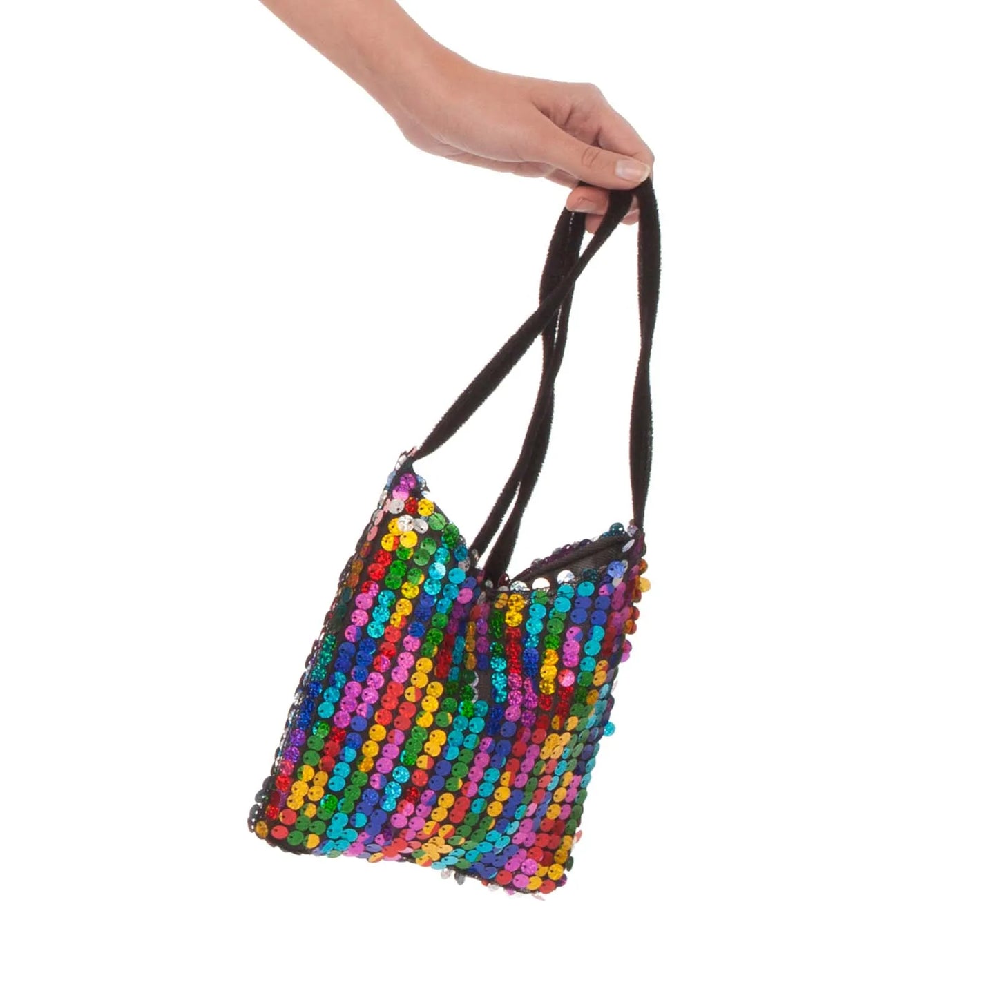 Axelväska dekorerad med regnbågsfärgade paljetter, hålls i handen av en person – färgstark accessoar perfekt för Pride, fest eller som present.