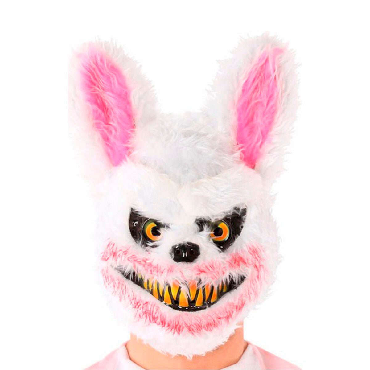 En person bär en läskig halloweenmask som föreställer en vit, fluffig kanin med galna, gula ögon, rosa detaljer och ett brett, ondskefullt leende med vassa, gula tänder.