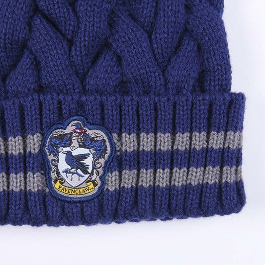 En närbild på det detaljerade, broderade Ravenclaw-emblemet på den blå och gråa mössan.