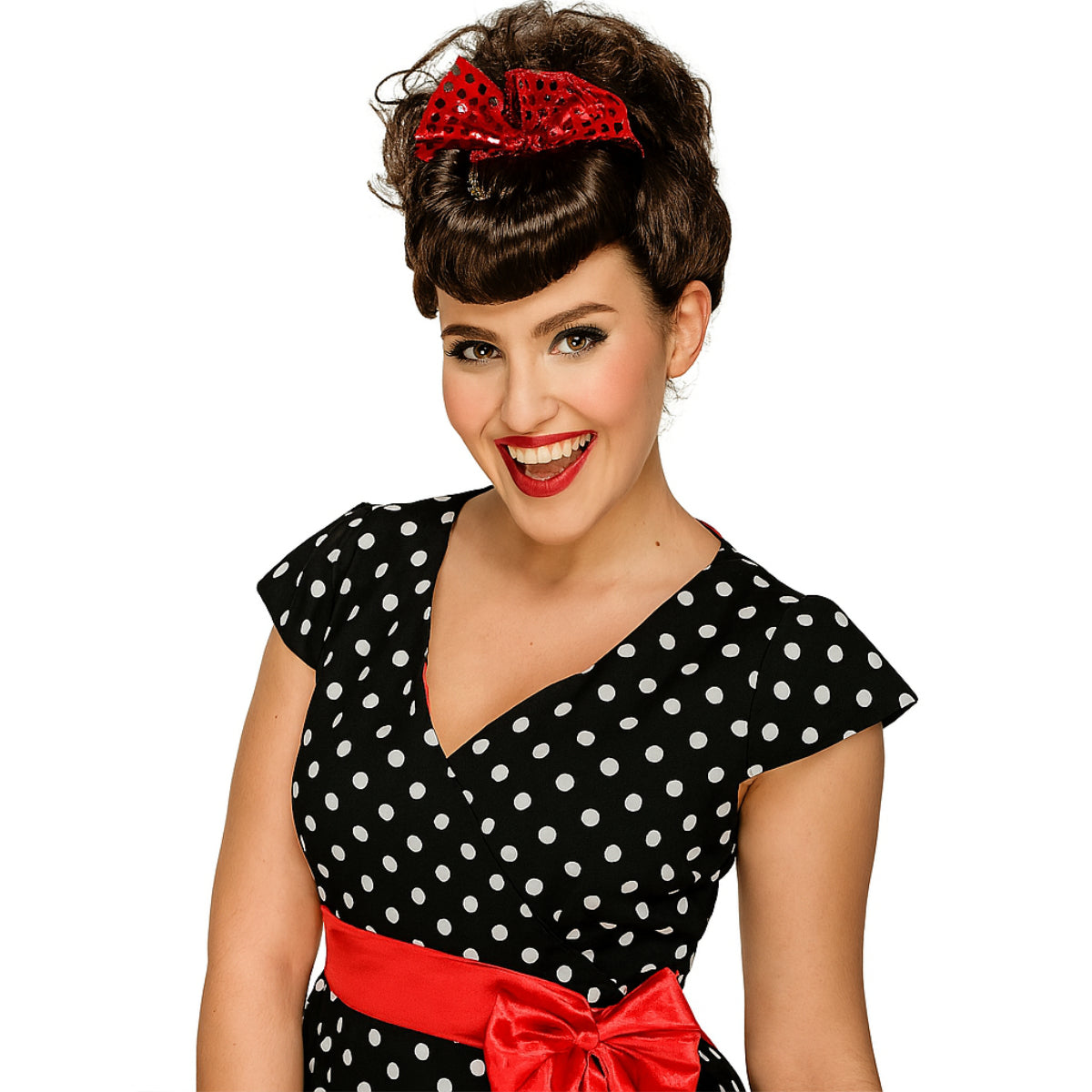 Kvinna med brun uppsatt retroperuk i 40-talsstil, dekorerad med en stor röd glittrig rosett.