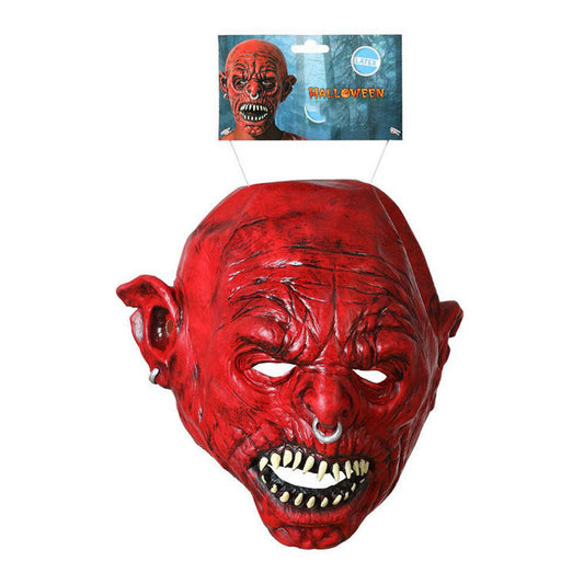 Närbild på en skrämmande röd demonmask med huggtänder och näspiercing, hänger från förpackning.