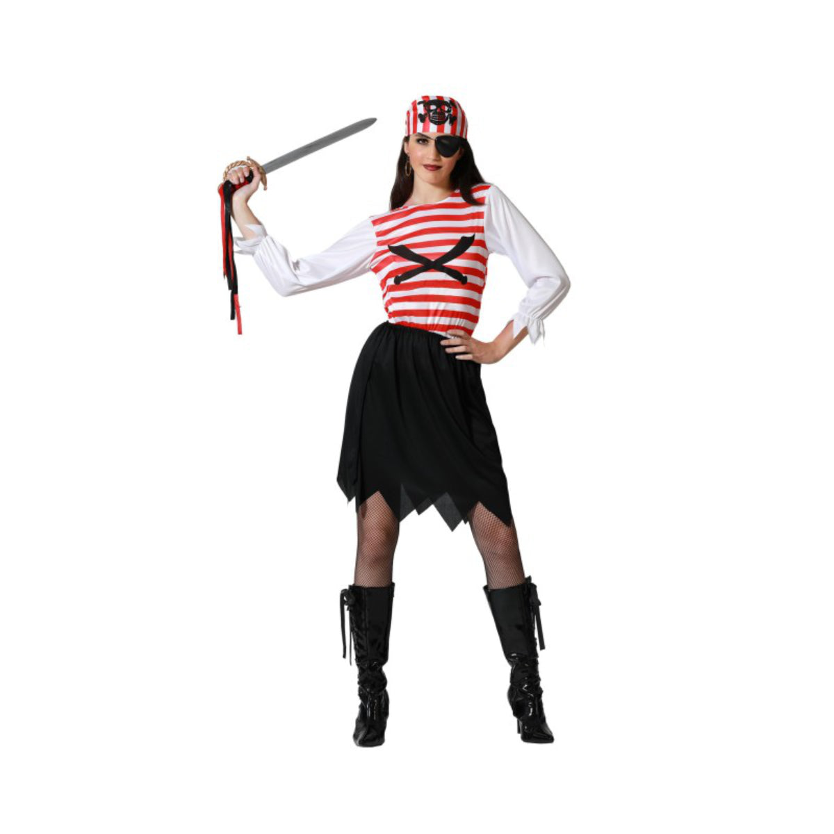 En kvinna i rödvit randig piratdräkt med svart kjol, vit blus och bandana, poserar med svärd – perfekt till halloween eller maskerad.