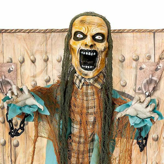 En närbild på den skrikande zombiens ansikte, med stirrande ögon, långt hår och händer som sträcker sig ut från kedjor.