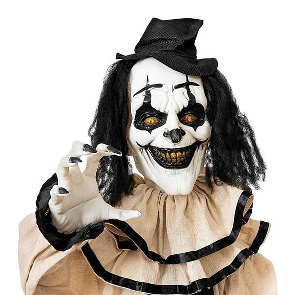 En närbild på den läskiga clownens ansikte med lysande gula ögon, en svart hatt och en vit hand med svarta naglar.