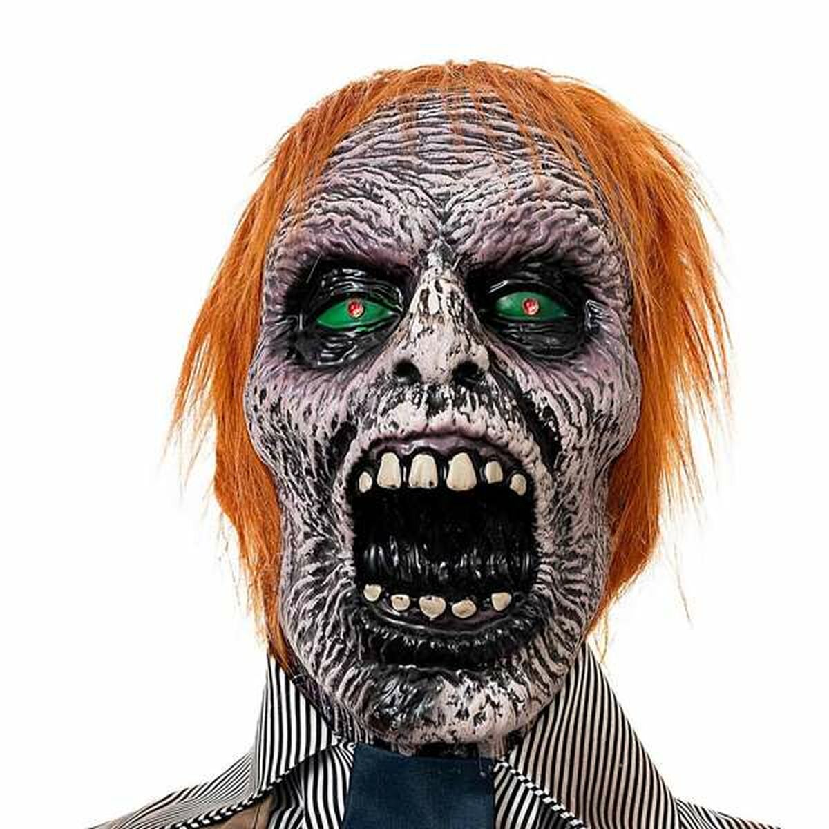 En närbild på den läskiga zombie-slaktarens ansikte, som visar de intensivt lysande gröna ögonen, det orangea håret och den vidöppna munnen.