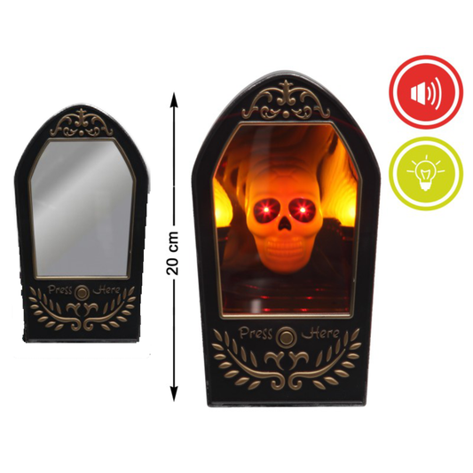 Två bilder av en gravstensspegel: en som visar den vanliga spegelytan och en som visar den aktiverade effekten med en lysande dödskalle inuti.