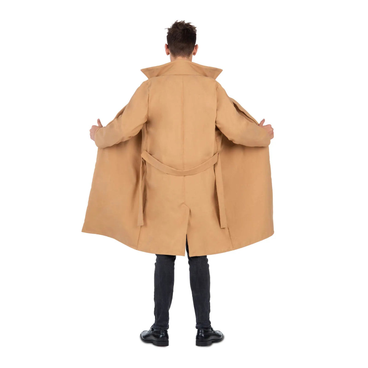 Baksidan av en beige trenchcoat med ett knytbälte, buren av en man, vilket visar rockens klassiska och anonyma utseende.
