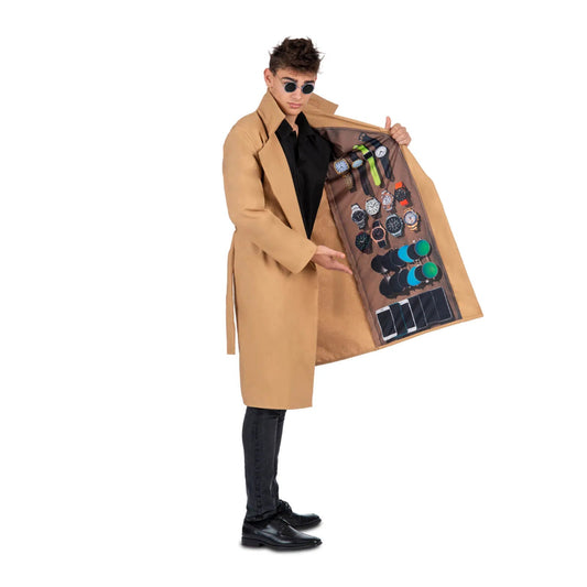 En man som pekar på insidan av sin trenchcoat för att visa ett tryck med en samling av stulna klockor, solglasögon och mobiltelefoner.