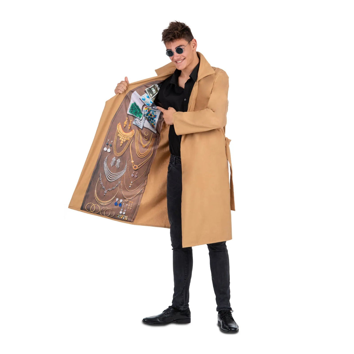 En man som ler och visar upp ena insidan av sin trenchcoat, där ett detaljerat tryck av olika smycken och halsband syns.
