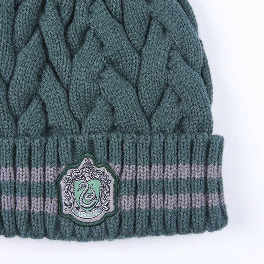 Framsidan av den stickade Slytherin-mössan som visar det broderade orm-emblemet på den randiga kanten.