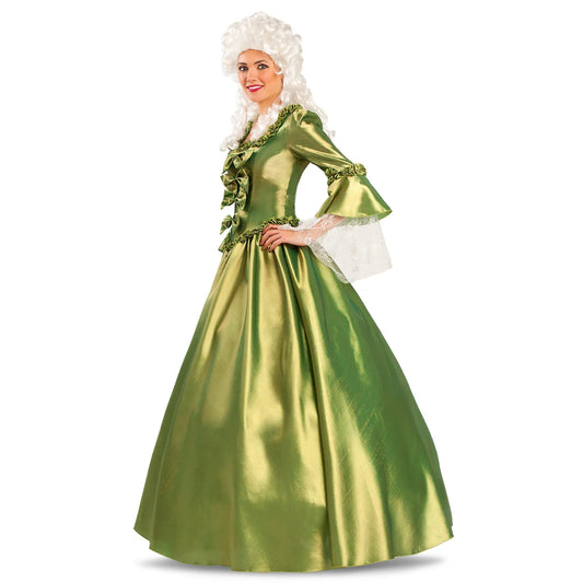 En kvinna poserar leende i den magnifika, smaragdgröna balklänningen från 1700-talet.